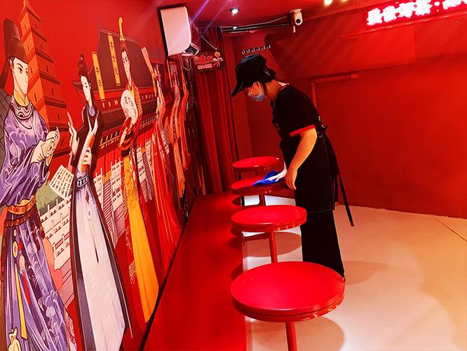 经营范围包括:一般经营项目是:餐饮管理;市场营销策划;会议及展览服务